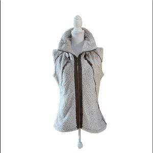 KUHL WOMENS LIGHT GRAY AND BROWN SHERPA ZIPPERED FLIGHT VEST SIZE LARGE.